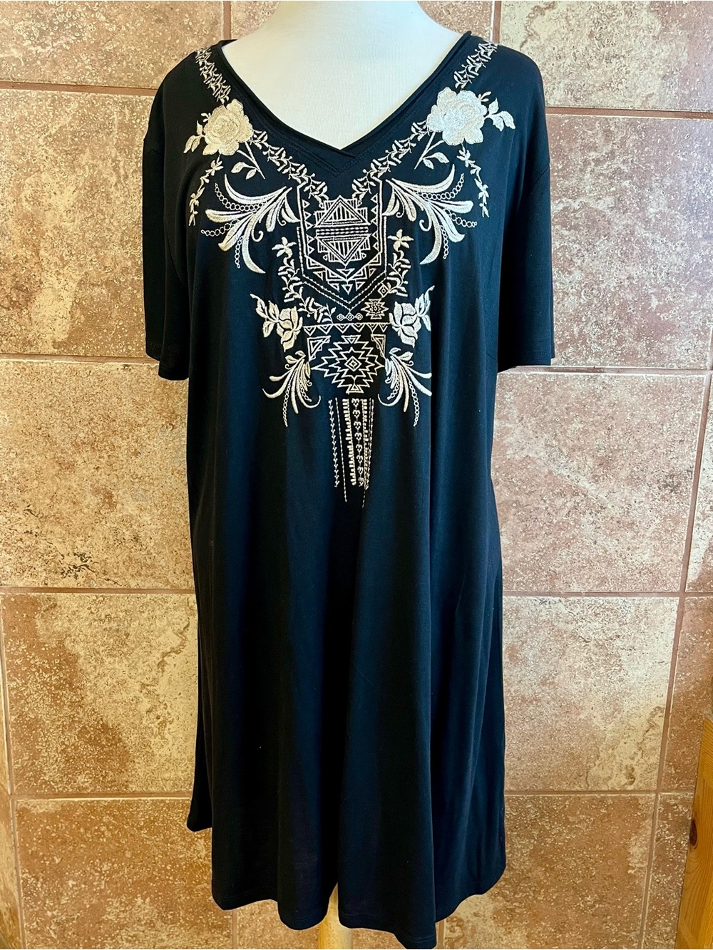 Andree by Unit Black with cream Embroidery V-Neck Dress Size 2XL
